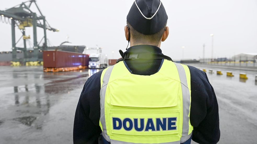 Ein Beamter des belgischen Zolls bei der Beschlagnahmung von Drogen. Das Land wird durch eine Flut von Kokain und anderen Drogen überschwemmt. Foto: IMAGO/Photo News