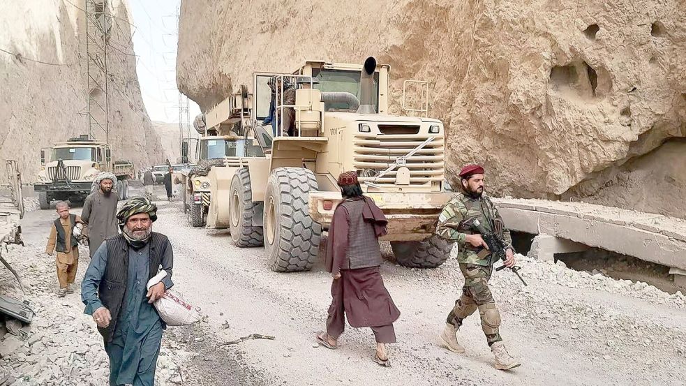 Die Aufräumarbeiten lauf auf Hochtouren. Foto: M. Fardin Nawrozai/XinHua/dpa