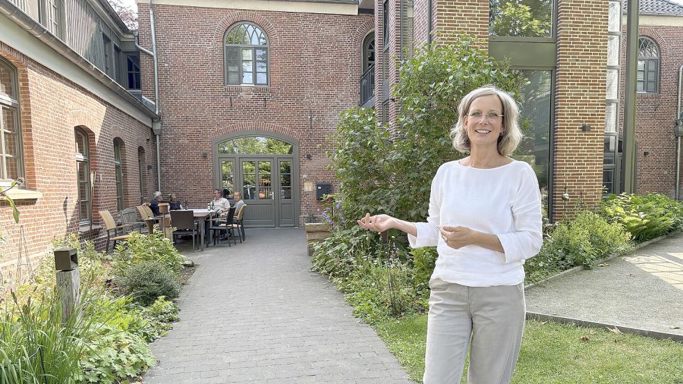 Elke Lenk führt in der Innenstadt ein Optiker-Geschäft und lebt im Wohnprojekt am Ems-Jade-Kanal ihren ganz persönlichen Traum. Foto: Mieke Matthes