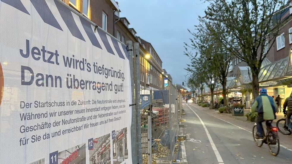 „Jetzt wird's tiefgründig, dann überragend gut“ steht auf einem Plakat an einem Bauzaun in der Neutorstraße.