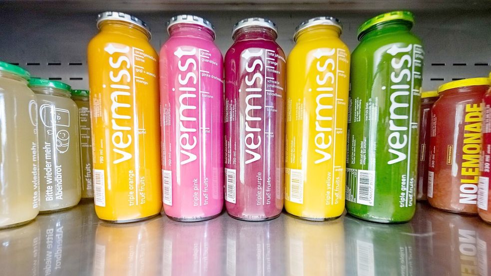 „Vermisst“ steht groß auf den Smoothie-Flaschen von True Fruits - auf der Rückseite wird mit Fotos nach zwei seit Jahren vermissten Personen gesucht. Foto: Benjamin Westhoff