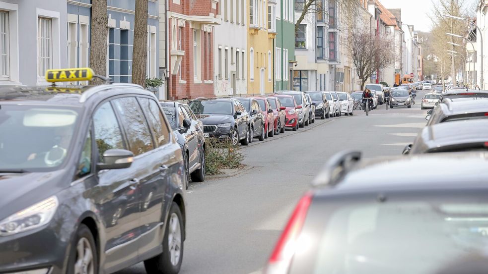 Wer in Osnabrück Wohnungen baut, muss dabei keine privaten Parkplätze mehr nachweisen. Dabei kann die Suche nach einem Parkplatz in Teilen Osnabrücks, wie hier in der vorderen Wüste, schon heute viel Zeit und Geduld erfordern. Foto: Jörn Martens
