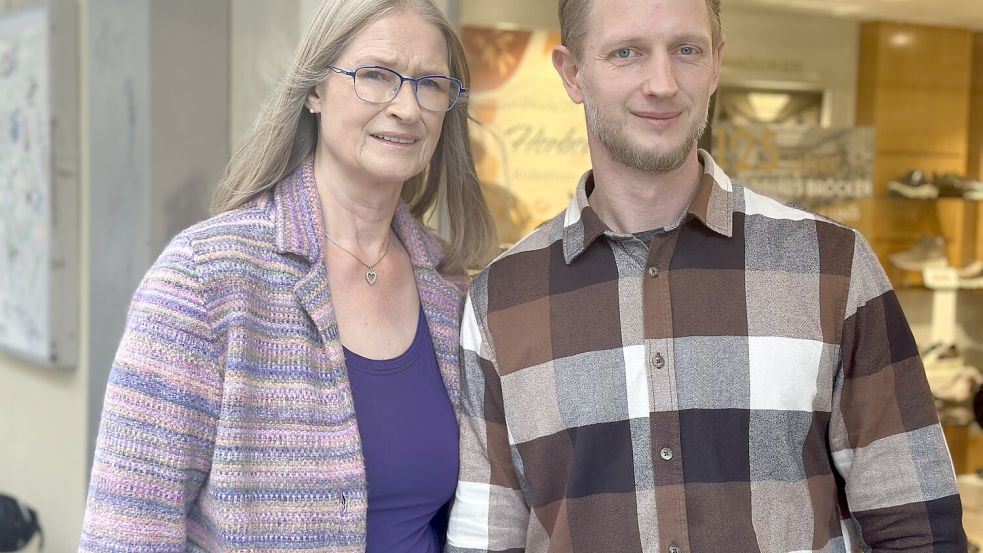 Tradition fortgeführt: Victor Schulte (rechts) tritt gemeinsam mit Schwester Eva (nicht im Bild) in die Fußstapfen seiner Mutter Elke (links) bei der Leitung des Osnabrücker Schuhhauses Bröcker in der Johannisstraße. Foto: Matthias Liedtke