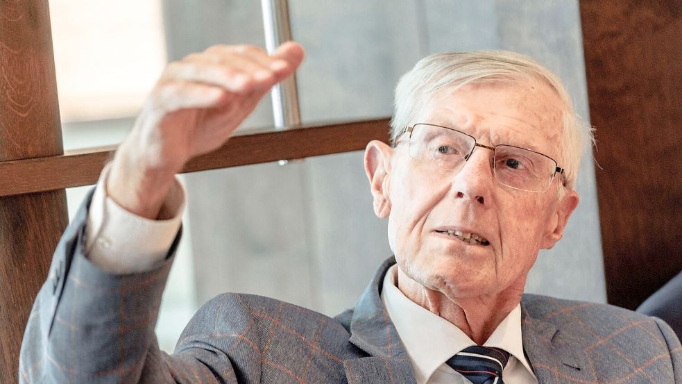 Der bekannte Unternehmer Eugen Block (85), Gründer der gleichnamigen Restaurantkette und Vater der Hauptangeklagten, hat gegen die Vorsitzende Richterin Isabel Hildebrandt eine Dienstaufsichtsbeschwerde eingereicht. Foto: dpa/Markus Scholz