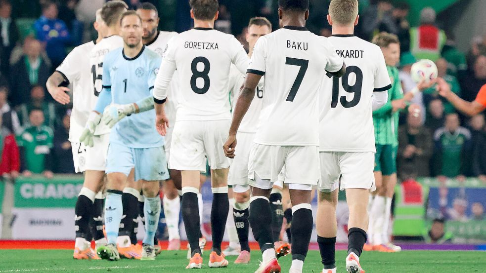 Beim letzten WM-Quali-Spiel in Nordirland trugen die deutschen Spieler noch das alte klassische Trikot ganz in weiß. Foto: IMAGO/Fussball-News Saarland