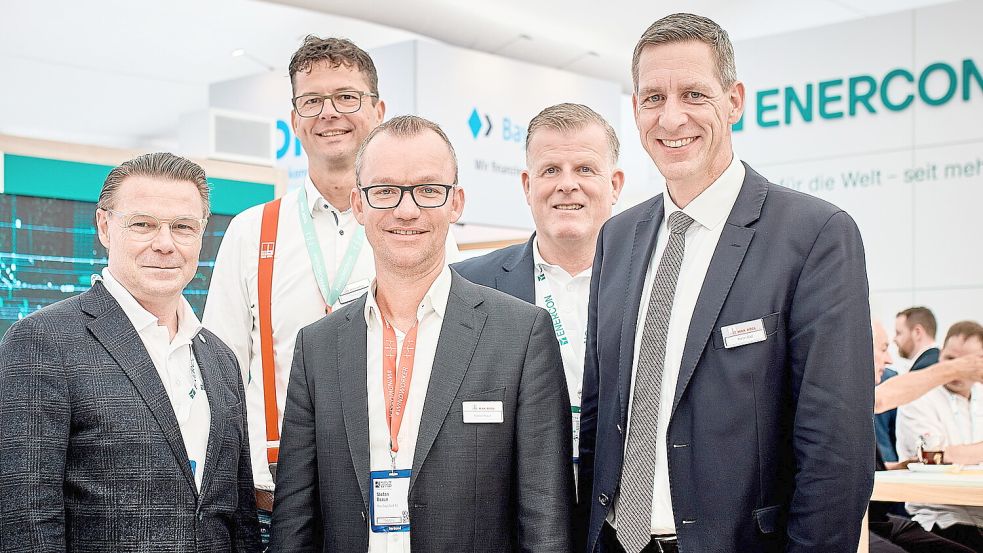 Verlängerten ihre Zusammenarbeit (von links): Udo Bauer, CEO Enercon), Thorsten Betz (Leiter Engineering Max Bögl Wind AG), Stefan Braun (kaufmännischer Leiter Max Bögl Wind AG), Jörg Scholle (CTO Enercon) und Stefan Bögl (Vorstandsvorsitzender Firmengruppe Max Bögl).Foto: Enercon
