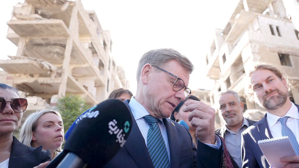 Außenminister Johann Wadephul (CDU) am Donnerstag in Harasta, einer weitgehend zerstörten Stadt Harasta, einer Vorstadt von Damaskus. Äußerungen über die Rückkehr von Syrern lösten Irritationen in den Reihen der Union aus. Foto: Marcus Brandt/dpa