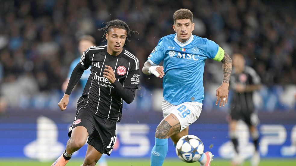 Eintracht Frankfurt um Jean-Mattéo Bahoya (l) kam offensiv in der ersten Hälfte gegen die SSC Neapel überhaupt nicht zur Geltung. Foto: Arne Dedert