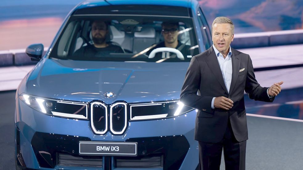 BMW-Chef Oliver Zipse und der neue iX3. Die Bestellungen für das erste Modell der neuen Klasse sind laut BMW gut. (Archivbild) Foto: Sven Hoppe