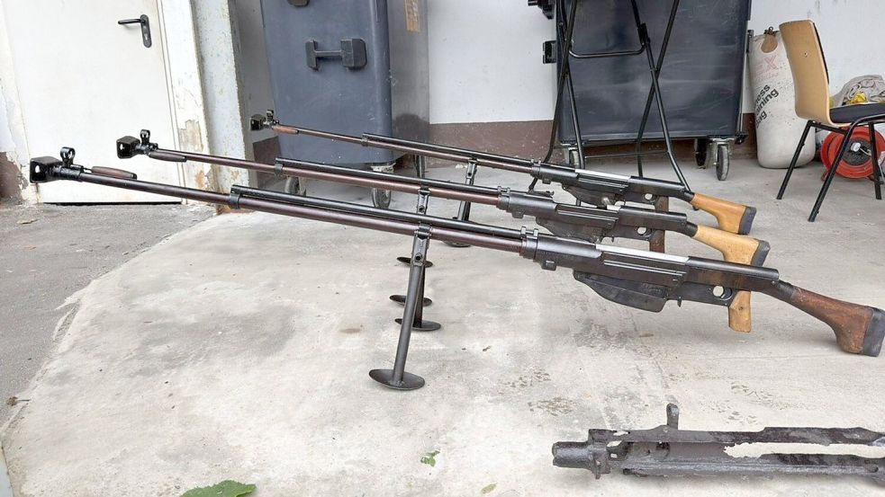 Ermittler entdecken in dem riesigen Waffenarsenal in Remscheid immer neue Verstecke. (Archivbild) Foto: Polizei Wuppertal/dpa