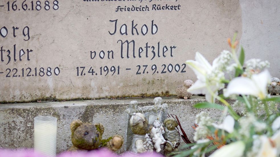 Der verurteilte Mörder von Jakob von Metzler bleibt weiter in Haft. Sein Antrag auf vorzeitige Entlassung liegt vorerst auf Eis – er hat das Prüfverfahren gestoppt. (Archivbild) Foto: Frank Rumpenhorst/dpa