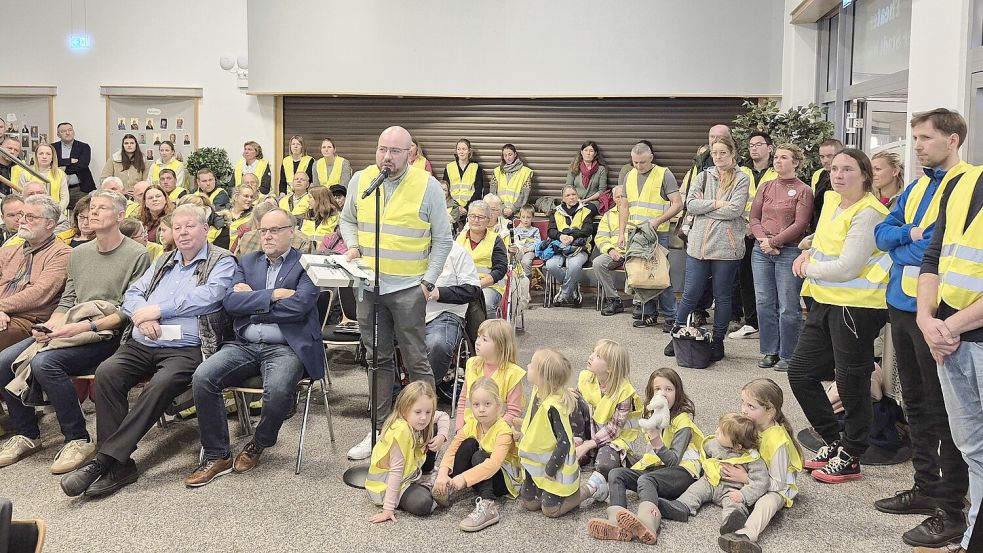 Protest im Norder Stadtrat: Rund 50 Menschen aus Leybuchtpolder und Neuwesteel demonstrierten für den Erhalt ihrer Grundschule. Foto: Rebecca Kresse