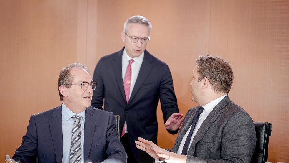 Digitalminister Karsten Wildberger – hier im Gespräch mit Innenminister Alexander Dobrindt (l.) und Finanzminister Lars Klingbeil – soll die Fäden bei der Staatsmodernisierung zusammenführen. Foto: Kay Nietfeld/dpa