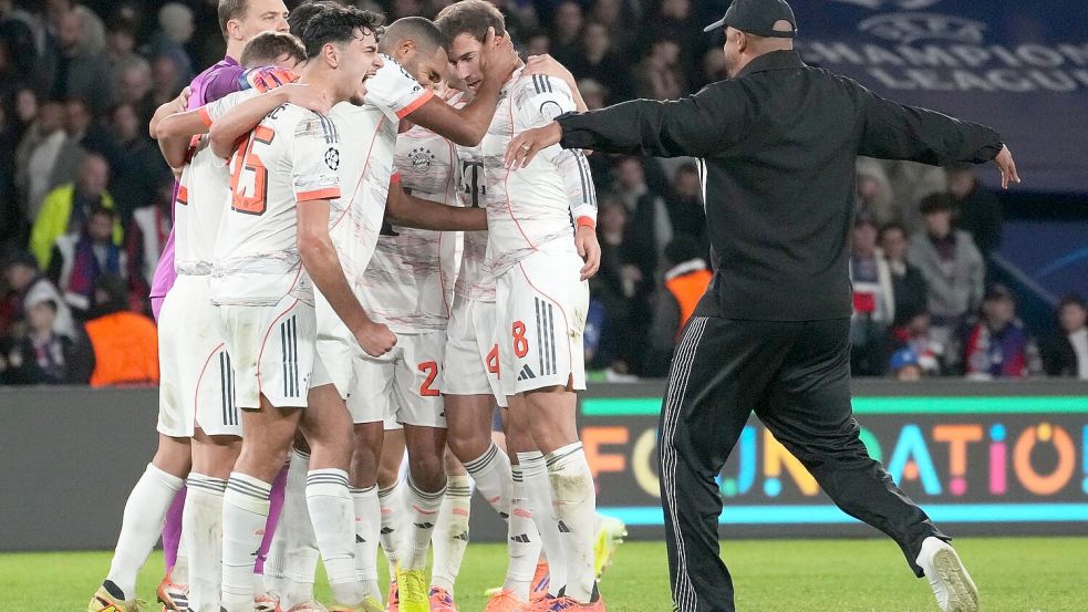 Vincent Kompany (r) stürmt auf den Rasen, um nach dem großen Sieg mit seinen Spielern im Kreis zu jubeln. Foto: Thibault Camus/AP/dpa