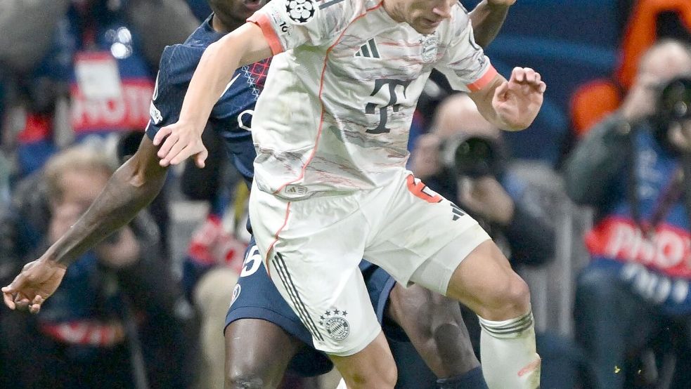 Joshua Kimmich in seinem 100. Champions-League-Spiel in Aktion gegen Nuno Mendes . Foto: Federico Gambarini