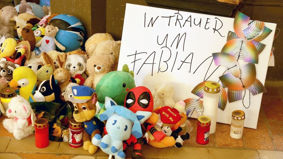 Kuscheltiere und Kerzen zum Gedenken an Fabian. Foto: Bernd Wüstneck