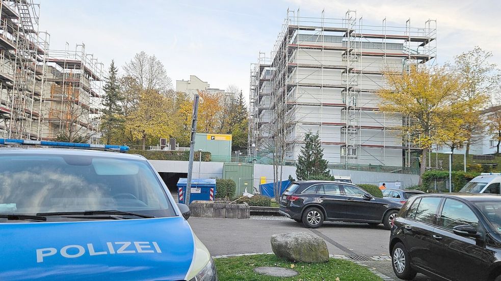 Die Leichen wurden in einem Wohnhaus gefunden. Foto: Andreas Rosar/-/dpa