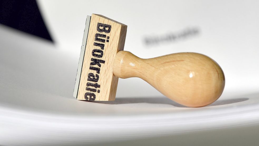 Weniger Bremswirkung, weniger Kosten? Die Bundesregierung will mit Bürokratieabbau Milliarden einsparen. Foto: dpa/Ralf Hirschberger