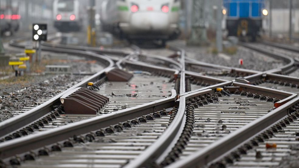Die Deutsche Bahn will in einem Pilotprojekt erstmals „grünen“ Stahl in Schienen verbauen. (Archivbild) Foto: Hendrik Schmidt