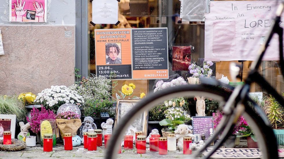 Auch Monate nach den tödlichen Schüssen hinterlassen Menschen am Tatort Blumen, Kerzen und Nachrichten im Gedenken an Lorenz. Foto: Hauke-Christian Dittrich