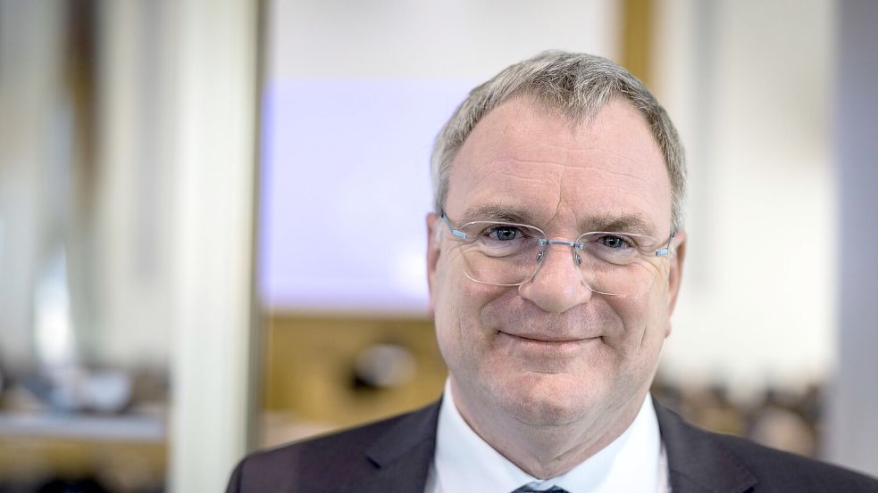 Der Koblenzer Generalstaatsanwalt Harald Kruse wundert sich, dass die Kreditkartenkriminalität bis nach Nordkorea reicht. (Archivbild) Foto: Helmut Fricke/dpa