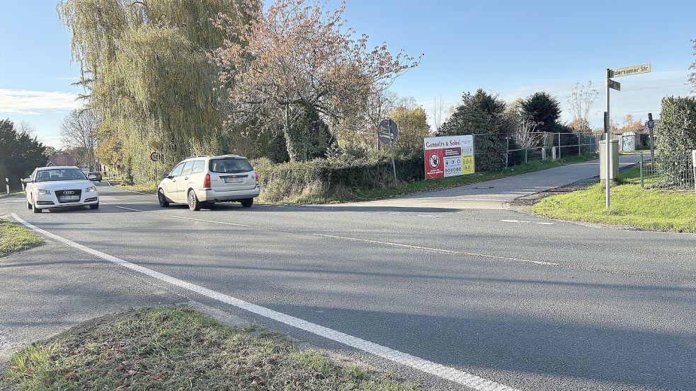 Inzwischen ist der Bauernhof am Raher Weg abgerissen. Wegen der Lage in einer Kurve der viel befahrenen L 1 und dem fehlenden Radweg auf der Seite sind mehrere Ratsfraktionen aber skeptisch hinsichtlich des Standorts. Foto: Mieke Matthes