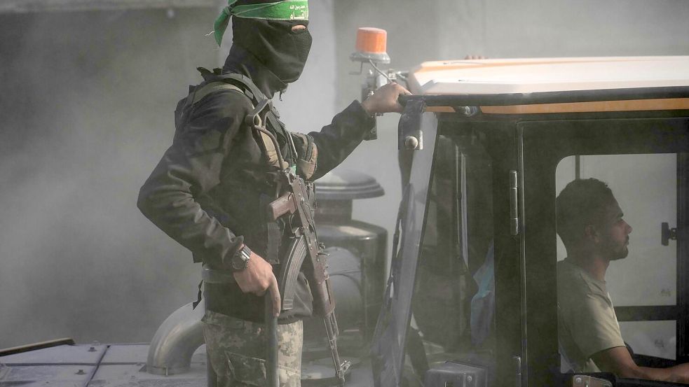 Bewaffnetes Mitglied der islamistischen Terrororganisation Hamas im Gazastreifen. Foto: Jehad Alshrafi/AP/dpa