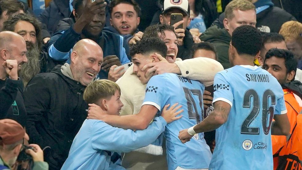 Phil Foden (M) schoss an diesem Abend besonders präzise. Foto: Ian Hodgson/AP/dpa