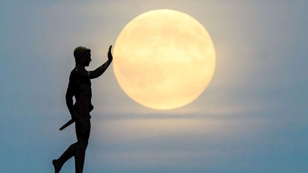 Laut dem Deutschen Wetterdienst war der Mond am Mittwochabend fast überall gut zu sehen. Foto: Julian Stratenschulte