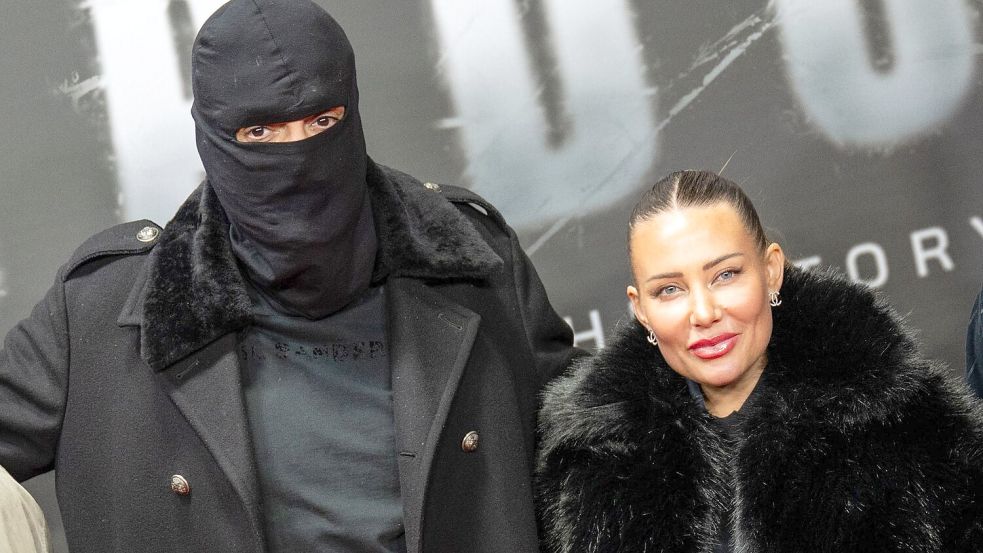 Haftbefehl (bürgerlich Aykut Anhan und hier verhüllt) besucht mit seiner Frau Nina Anhan eine Kinoaufführung der Dokumentation „Babo - Die Haftbefehl-Story“ in Berlin. (Archivbild) Foto: Christophe Gateau