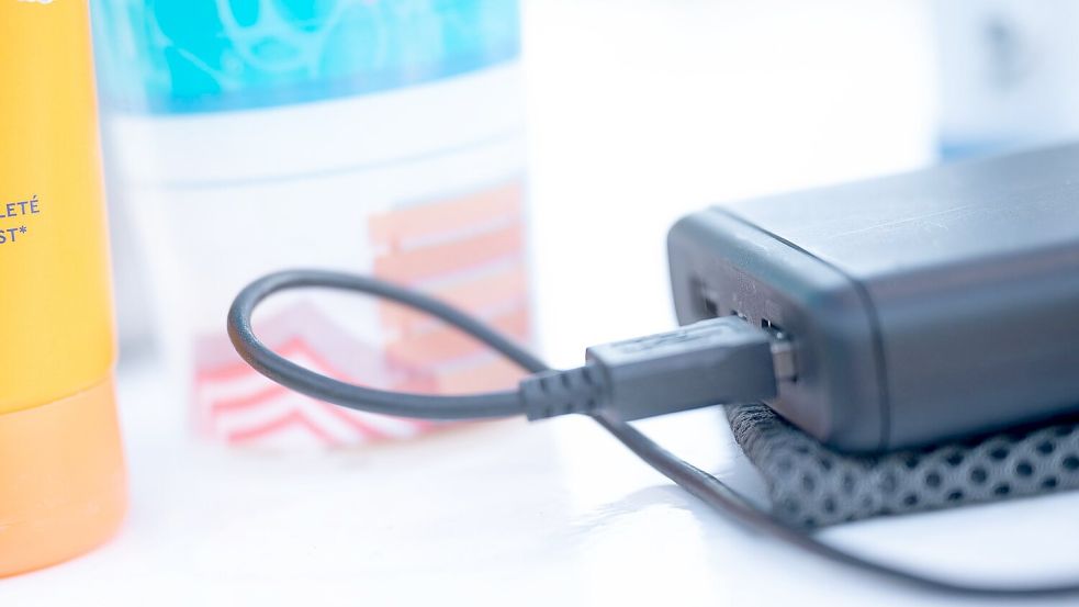 Immer mehr Fluglinien überprüfen ihre Richtlinien für den Transport von Lithium-Batterien. (Symbolbild) Foto: Sebastian Gollnow