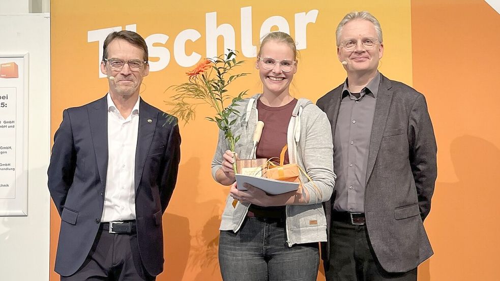 Mit ihrem Gesellenstück belegte Dana Jeschar (Mitte), ausgebildet in der Tischlerei Trauernicht aus Großefehn, den dritten Platz beim Landesentscheid „Die Gute Form 2025“. Es gratulierten Ralf Klebe (links), Obermeister der Tischler-Innung Hannover, und Andree Zoppke (rechts), Landesinnungsmeister des Verbands des Tischlerhandwerks Niedersachsen/Bremen. Foto: Tischler Nord/ Andrea Janssen