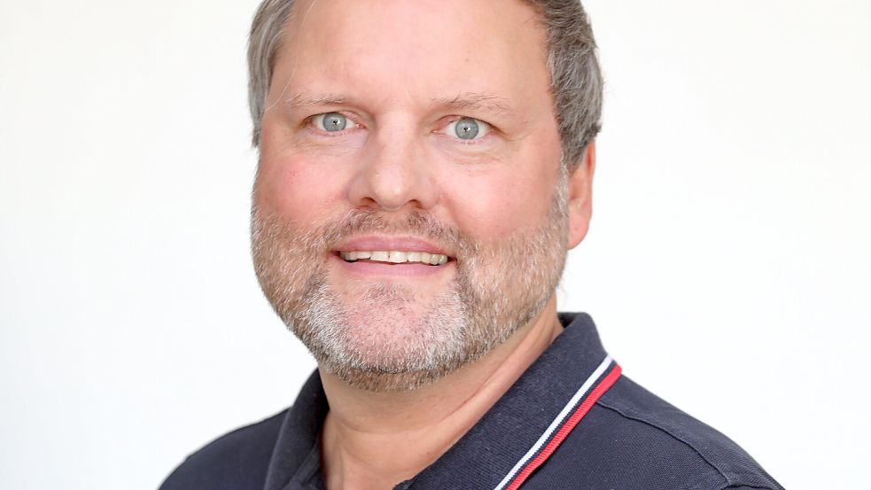 Verlagsleiter Udo Hippen lobt Yannik Janßen für seinen Einsatz, seine Zeit und seine Leidenschaft. Foto: Romuald Banik