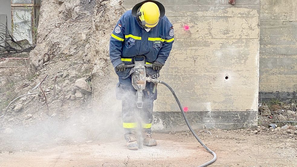 Brachial: Übungseinsatz mit dem Presslufthammer. Foto: privat