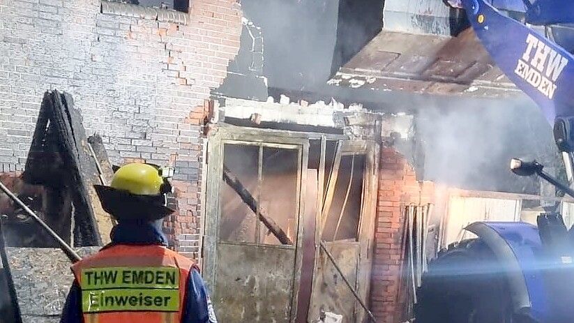 Als Gruppenführer im Einsatz: Bei einem Brand in Westerholt im August 2023 weißt Yannick Janßen den Fahrer des Radladers ein. Foto: privat