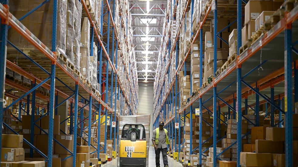 Ein Hochregallager von DHL mit Unmengen an Paketen, die an Einzelhändler in Deutschland geschickt werden. (Archivbild) Foto: Wolf von Dewitz/dpa