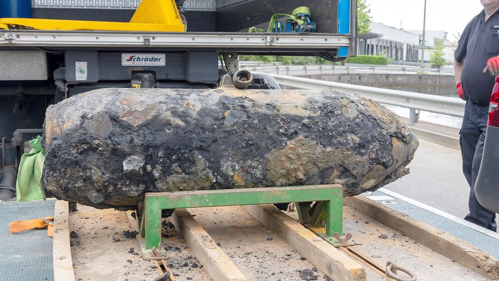 Immer noch müssen jedes Jahr Blindgänger aus dem Zweiten Weltkrieg in Osnabrück entschärft werden. So wie hier im Hafen Anfang Mai dieses Jahres. Foto: André Havergo