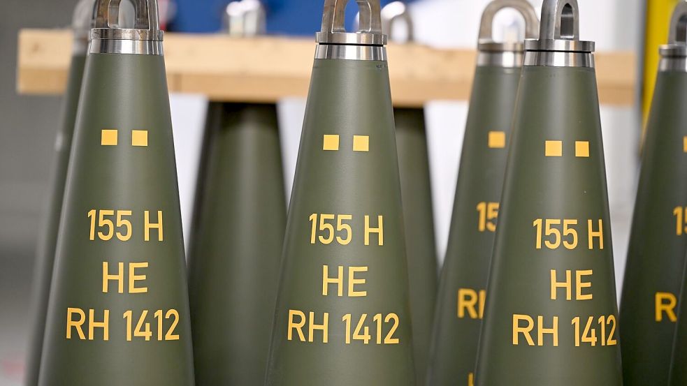 Artilleriegranaten von Rheinmetall, die bis zu 40 Kilometer weit geschossen werden können. 155 gibt das Kaliber an (155 Millimeter), HE steht für high explosive (hochexplosiv), RH 1412 ist das Produktkürzel. (Archivbild) Foto: Wolf von Dewitz/dpa