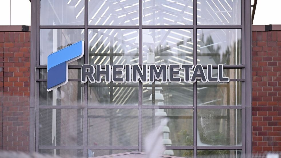 Rheinmetall-Logo am Eingang seines größten Werks, Unterlüß in Niedersachsen. (Archivbild) Foto: Wolf von Dewitz/dpa