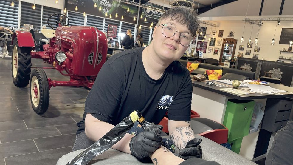 Casper Nörder hat Grafikdesign studiert – jetzt möchte er Tätowierer werden und geht in Ihlow seine ersten Schritte. Foto: Pia Pentzlin
