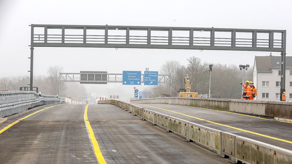 So wie die Schlachthofbrücke der Autobahn A40 in Bochum 2024 müssen auch in diesem und in den kommenden Jahren Hunderte Brücken saniert werden. Sonst drohen Sperrungen. Foto: IMAGO/Rüdiger Wölk