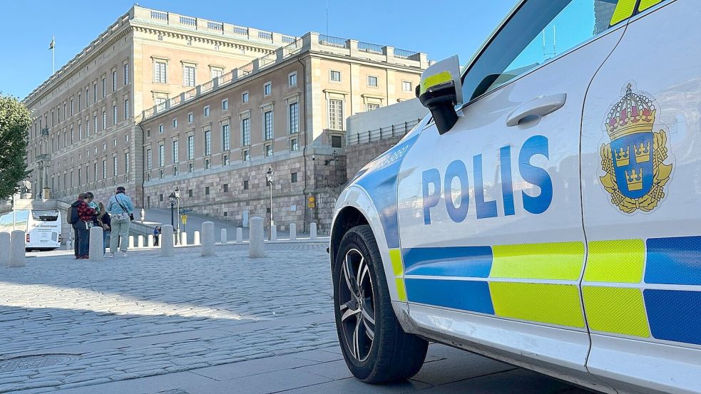 Ein Polizeiauto steht im Herzen von Stockholm vor dem Königsschloss. Nicht weit von dem Schloss entfernt befindet sich auch der Park Kungsträdgården. (Illustration) Foto: Steffen Trumpf/dpa
