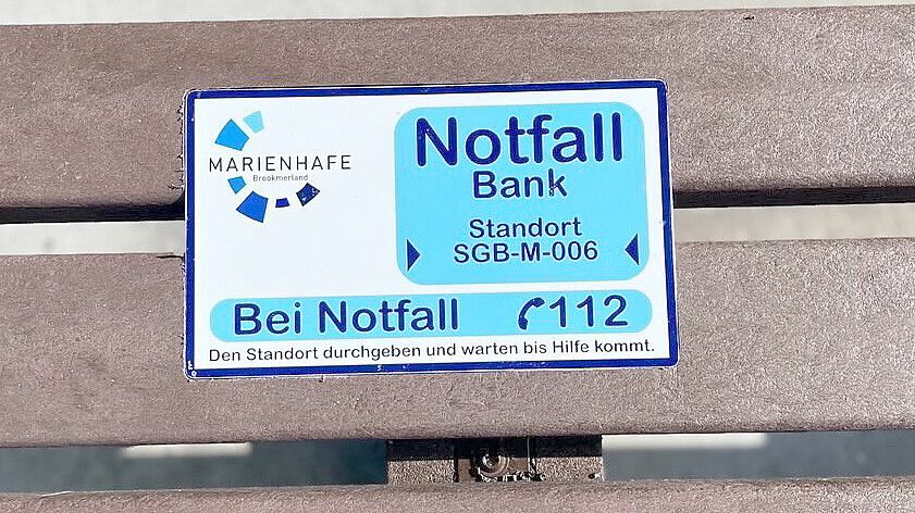 •Buchstaben- und Zifferncode ermöglichen es der Notrufleitstelle, den Standort und die Rettungswege schnell und präzise zu identifizieren. Foto: Gemeinde Marienhafe