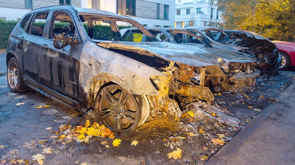 Ausgebrannte Fahrzeuge stehen im Hamburger Stadtteil Othmarschen. Eines davon gehört dem AfD-Politiker Bernd Baumann. Foto: dpa/Bodo Marks