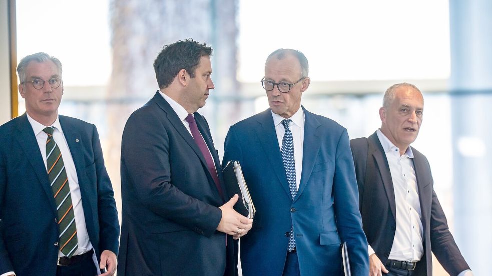 Die Stahlindustrie ist laut Bundeskanzler Merz in einer „existenzbedrohenden Krise“. Bei einem „Stahlgipfel“ im Kanzleramt ging es um Gegenmaßnahmen. Foto: Michael Kappeler/dpa