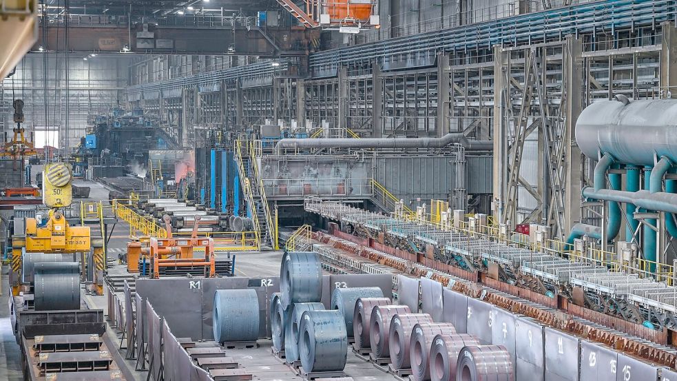 Wie kann die unter Druck geratene Stahlindustrie in Deutschland wieder wettbewerbsfähiger werden? Darüber wollen Politik und Wirtschaft bei einem Stahlgipfel im Kanzleramt sprechen. (Archivbild) Foto: Patrick Pleul