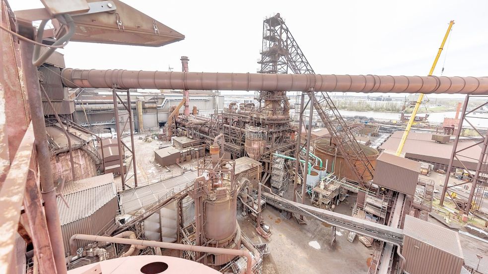 Die Direktreduktionsanlage auf dem ArcelorMittal-Stahlstandort Hamburg wird mit Erdgas betrieben und ist seit mehr als 50 Jahren in Betrieb. (Archivbild) Foto: Markus Scholz