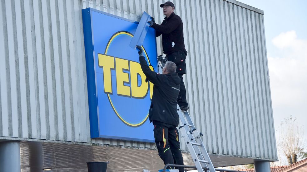 Ende Oktober wurde die Leuchtreklame an der neuen Tedi-Filiale in Upgant-Schott montiert. Foto: Thomas Dirks