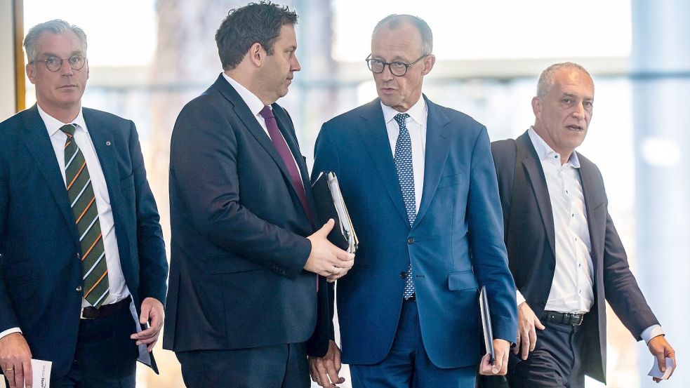 Kanzler und Vizekanzler an einer Seite. Foto: Michael Kappeler/dpa