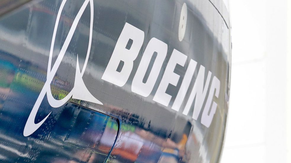 Nach zwei Abstürzen von Maschinen des Typs 737 Max mit 346 Todesopfern entging Boeing zunächst mit Versprechen der Strafverfolgung. (Archivbild) Foto: Elaine Thompson/AP/dpa